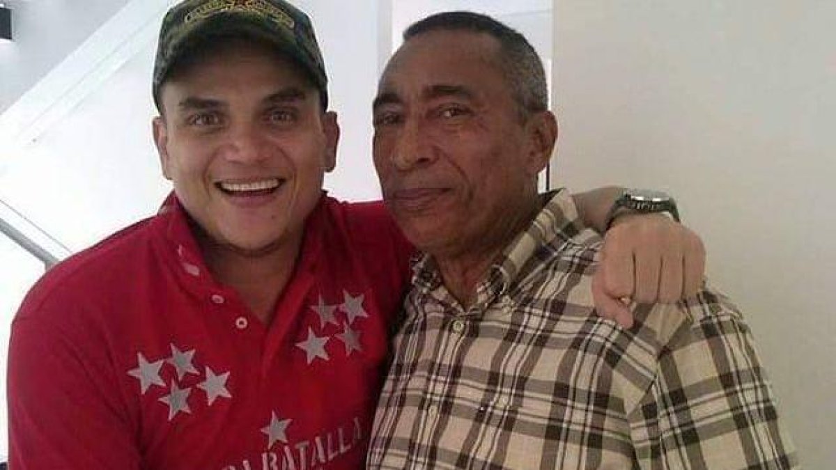 Romualdo junto a Silvestre, quien actualizó su canción de la década del 90.