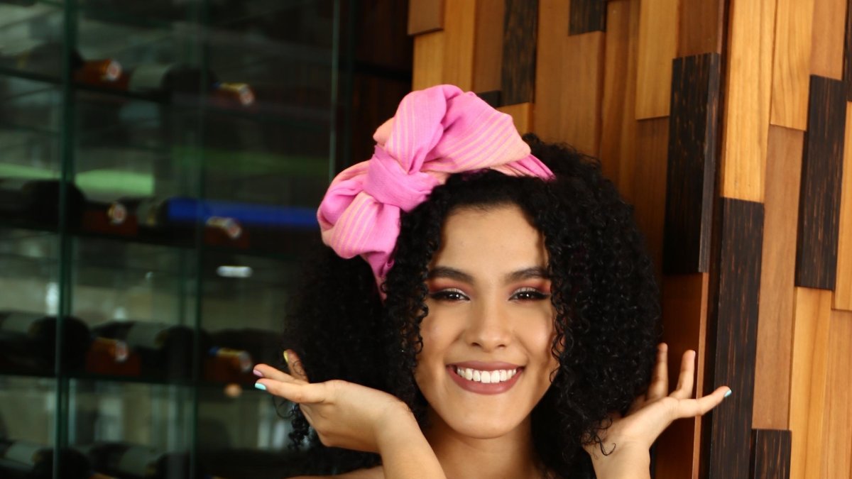 Los accesorios en su cabeza son indispensables.