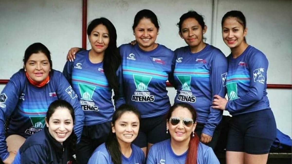 Norma Illares (centro, abajo) fue jugadora en el colegio Ciudad de Cuenca. También perteneció al grupo de bastoneras