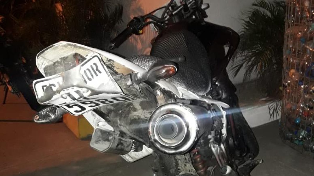 La moto en la que circulaba el sospechoso quedó destruida después del accidente. Él también quedó afectado y lo enviaron a una casa de salud.