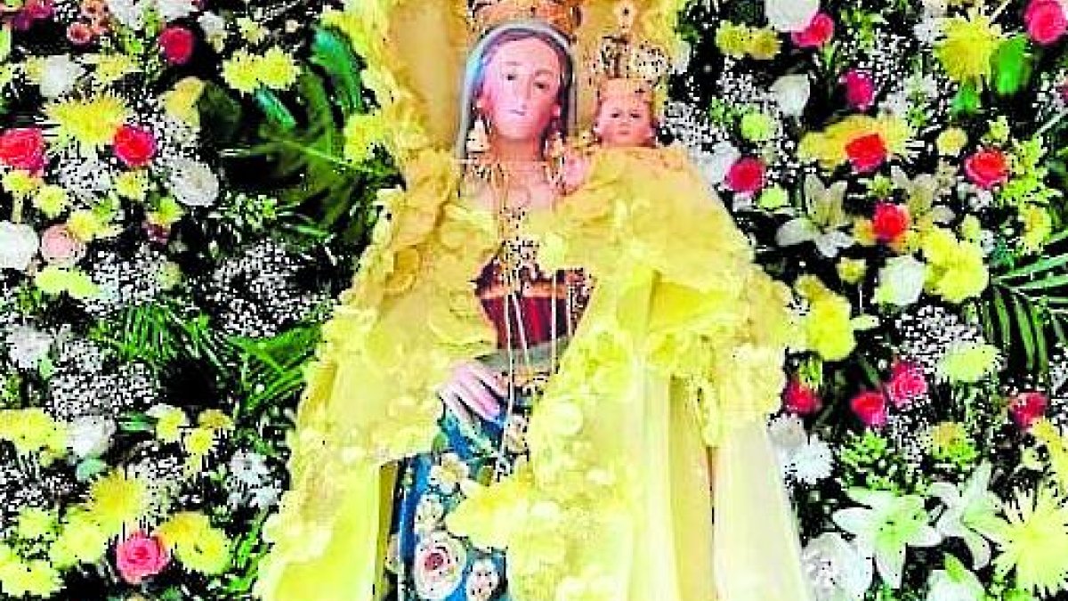 La imagen estuvo en su altar adornada con flores durante estos días de celebración.