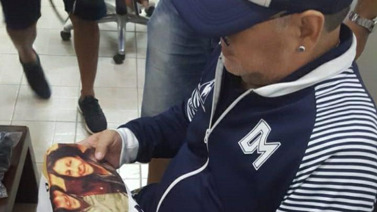 Diego Armando Maradona, cuando recibió la remera enviada por Pestana.
