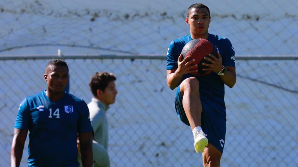 Antonio Valencia con el número 14 ya entrena en el Querétaro junto a Jefferson Montero.