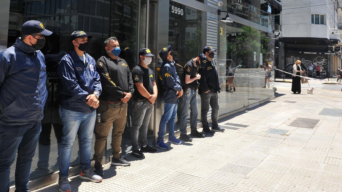 Policía argentina participa en un allanamiento a la clínica del Dr. Leopoldo Luque.