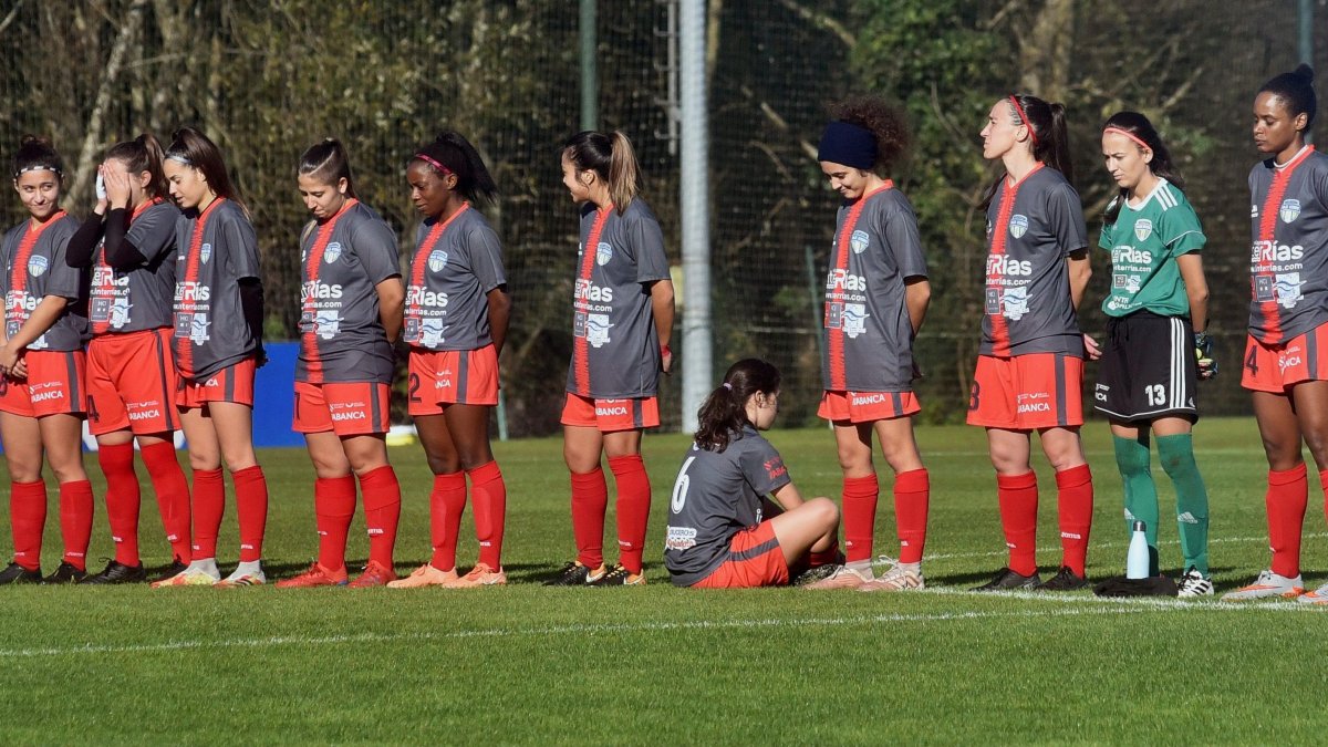 En el homenaje, la futbolista Paula Dapena (6) se sentó de espaldas.