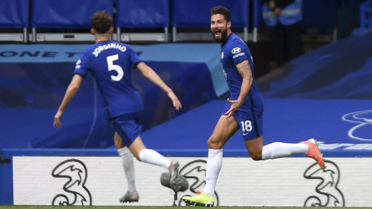 Olivier Giroud (d) se destaca como delantero del Chelsea inglés.