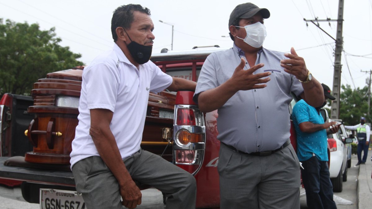 Los familiares retiraron el cadáver de la morgue policial, al suroeste de Guayaquil, la mañana de este martes.
