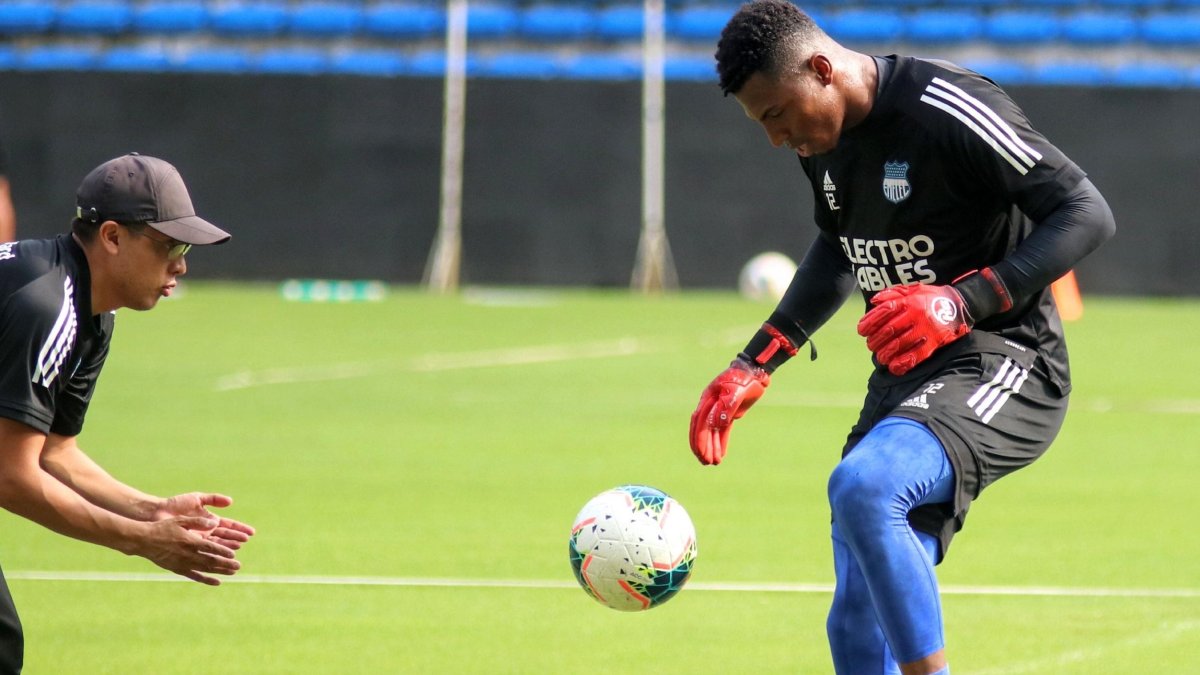 Pedro Ortiz se destaca como el portero de Emelec.