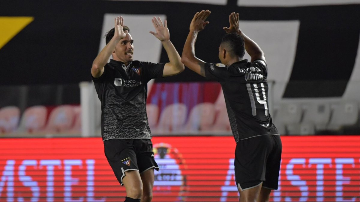 Matías Zunino (i) marcó el gol del triunfo de los universitarios en Brasil. El volante charrúa va recuperando su mejor nivel.