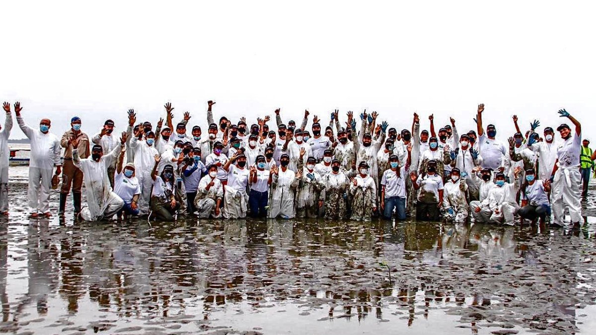 Los sesenta participantes posan para la foto luego de la jornada ambiental en las cercanías de la parroquia Posorja.