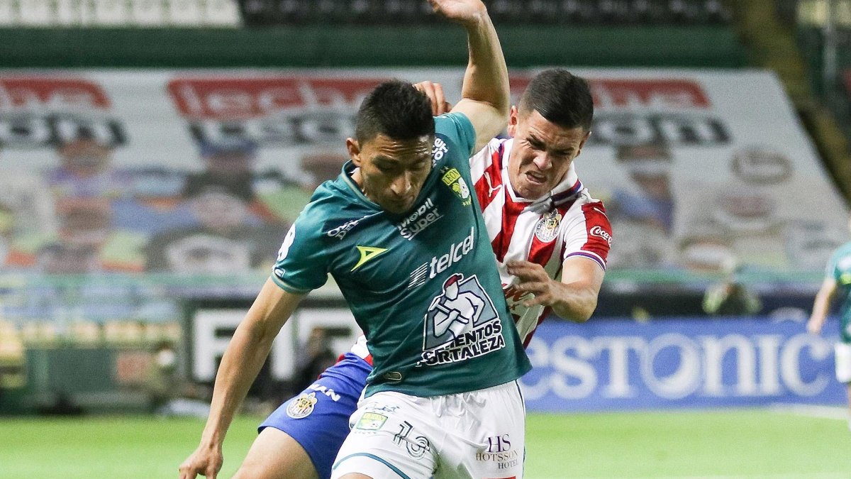 Ángel Mena dio una asistencia en la victoria del León (1-0) ante Guadalajara .