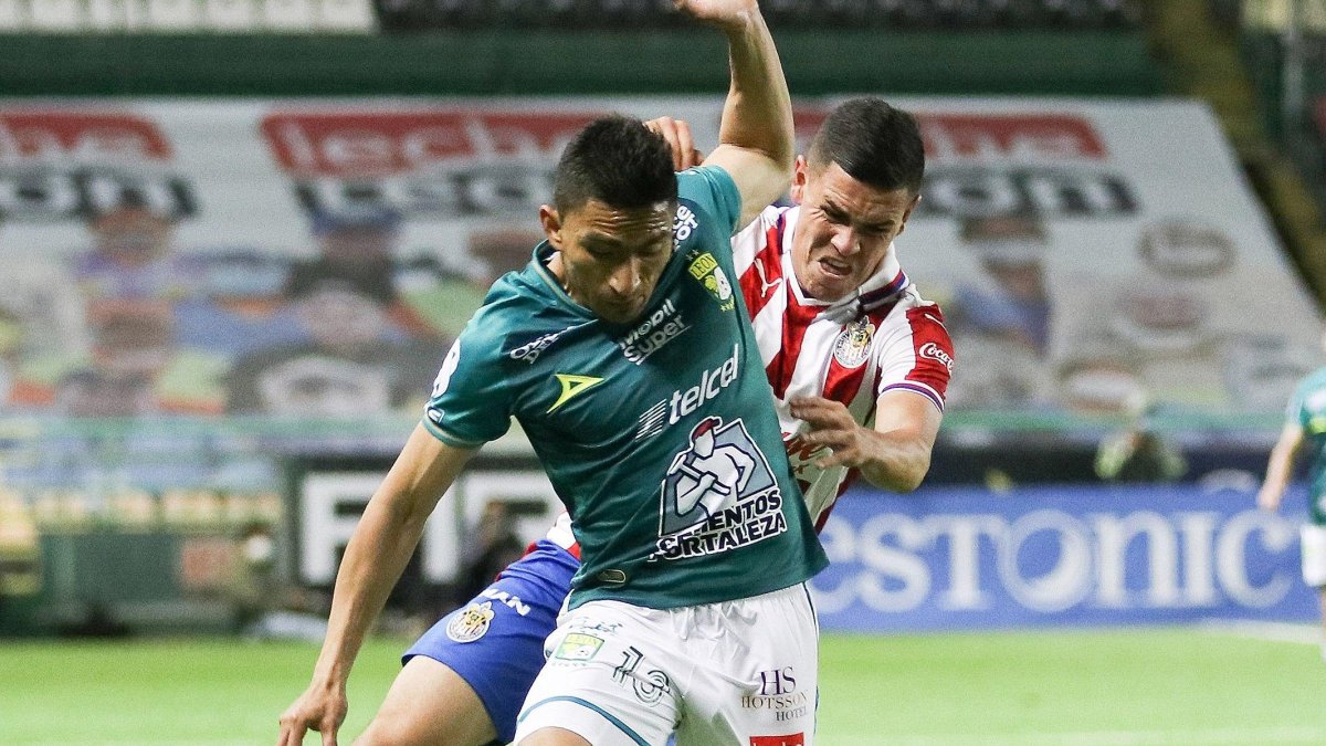 Ángel Mena se destaca como atacante del Club León mexicano.