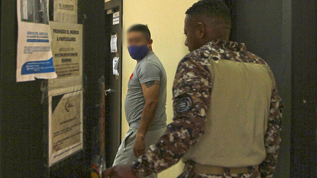 Al sospechoso (de camiseta gris) le dictaminaron arresto domiciliario.