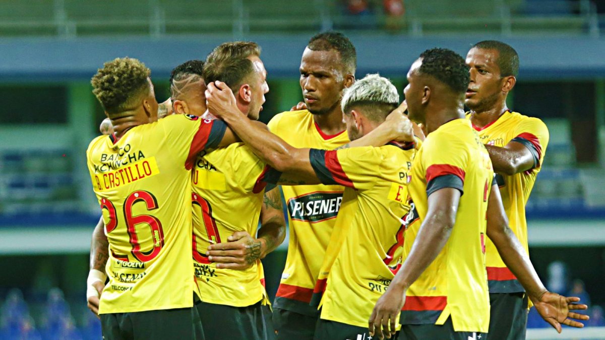 El festejo del gol de Jonatan Álvez en el Capwell.