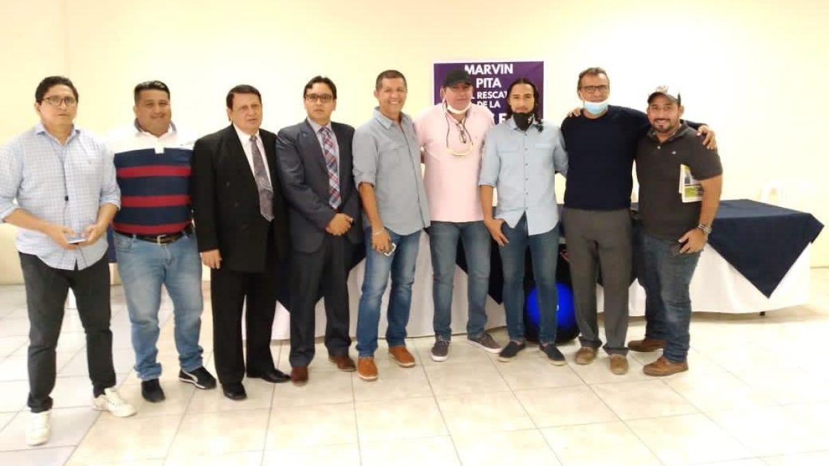 Marvin Pita se reunió con los futbolistas activos y retirados para armar su plan de trabajo.