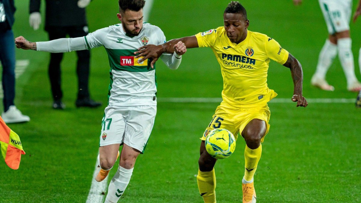 El defensa ecuatoriano Pervis Estupiñán se destaca como defensa del Villarreal.