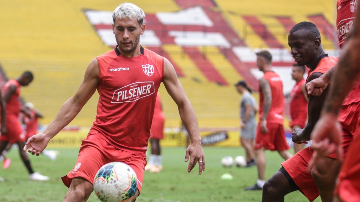 Emmanuel Martínez, hizo dos goles en el primer partido del 2020 al Aucas.