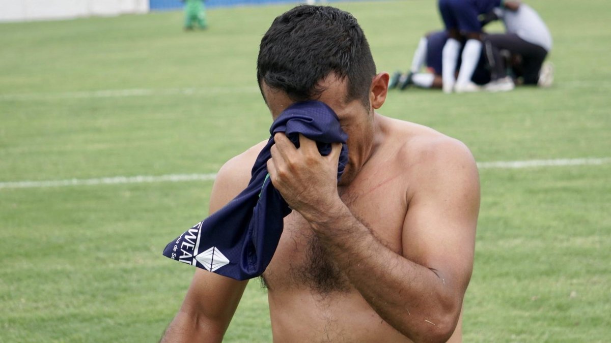 Walter Zea al final cumplió la promesa de ir de rodillas desde la media cancha hasta el arco.