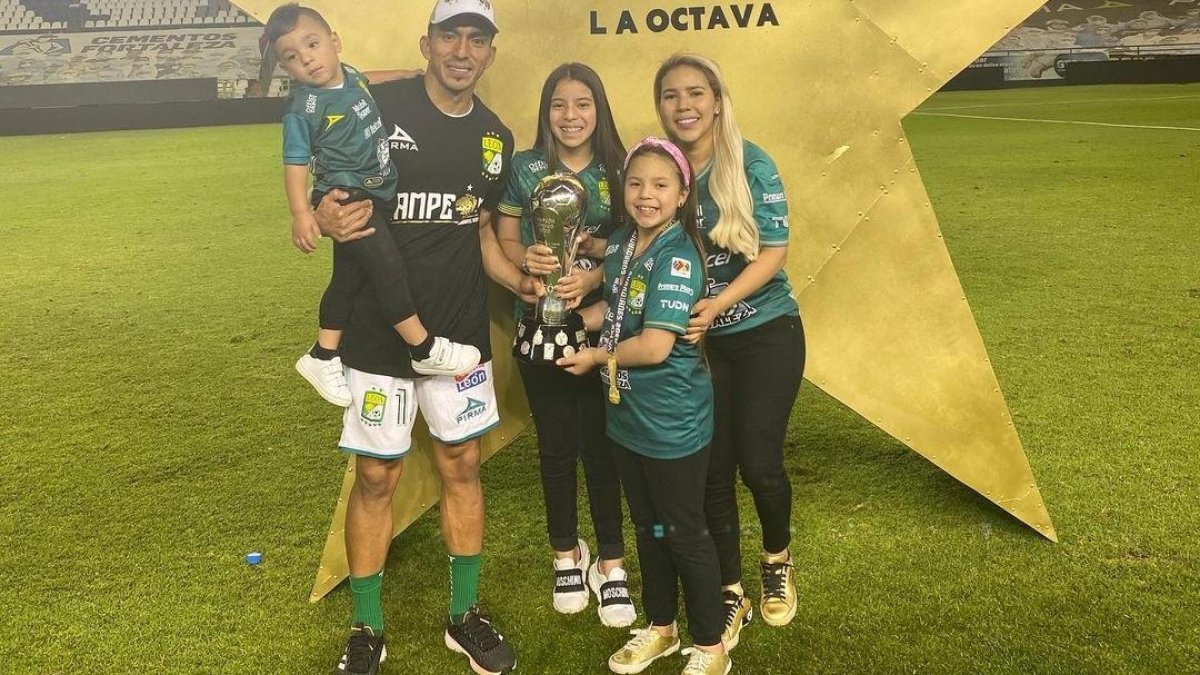 El ecuatoriano Ángel Mena celebró junto a su familia el octavo título del León en la LigaMX.