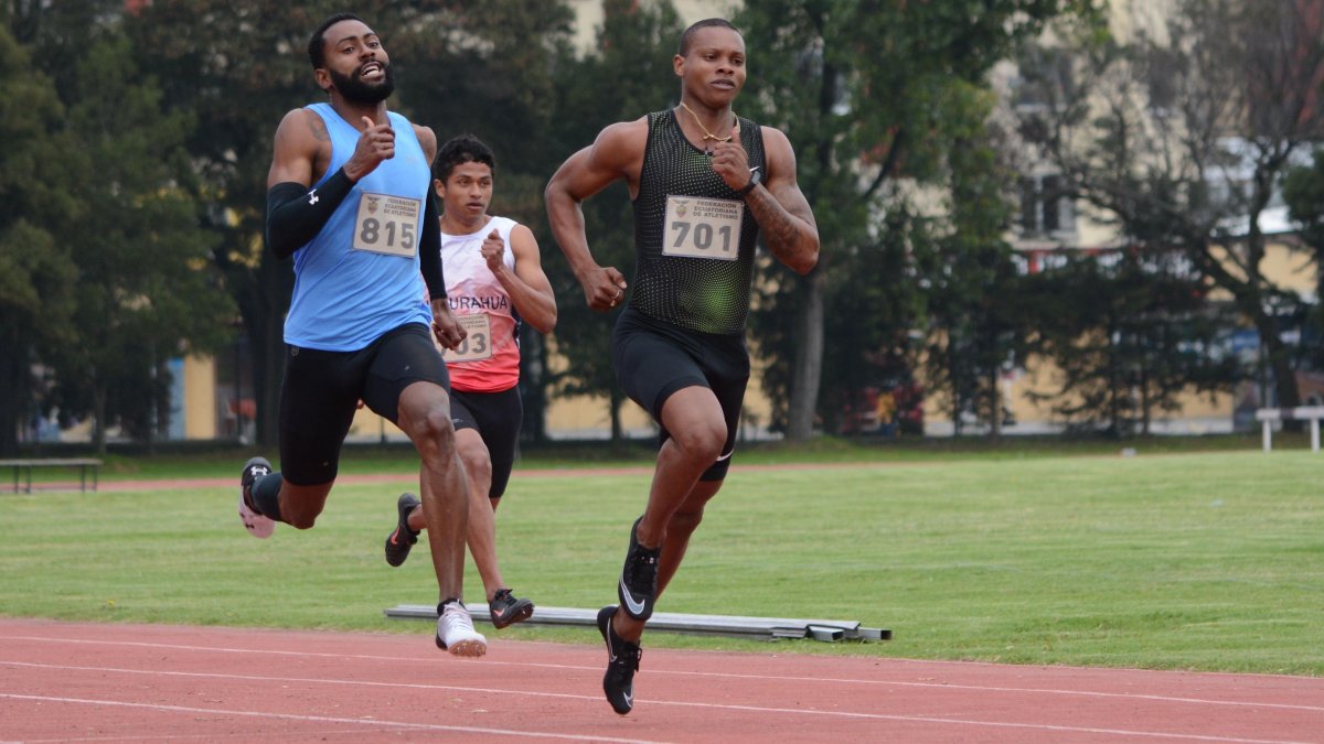 Álex Quiñónez (d) se impuso los 100 metros planos, escoltado por el colombiano Deiby Díaz.