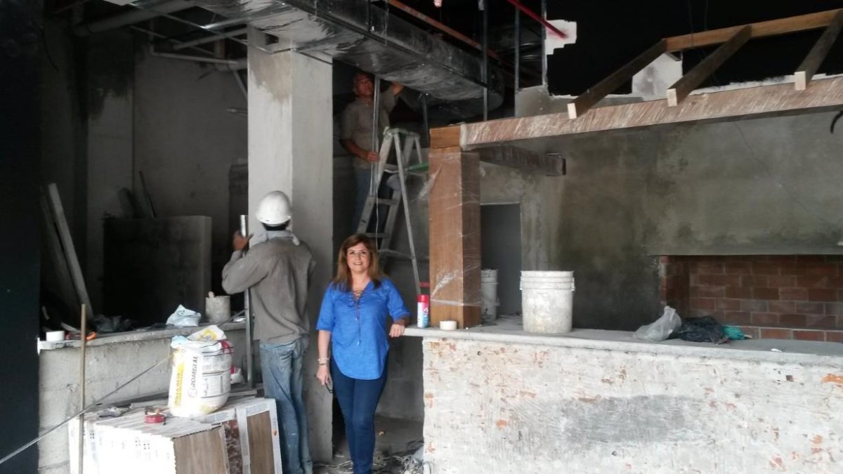 El mejoramiento de vivienda y locales se pone de moda en estos días. Ante la crisis hay quienes sugieren solo dar mantenimiento. La Arquitecta Ana Zapata no esta muy de acuerdo. Aquí en una obra.  