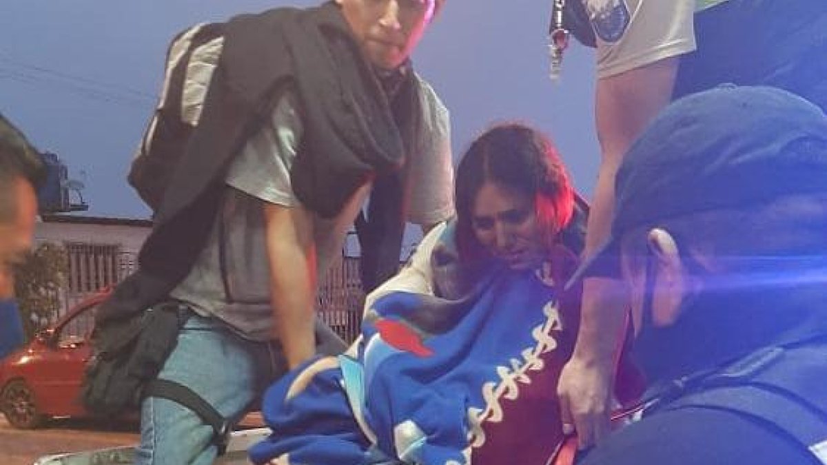 Momento en que Mayra Quizphi y su bebito eran subidos al balde de un patrullero policial.