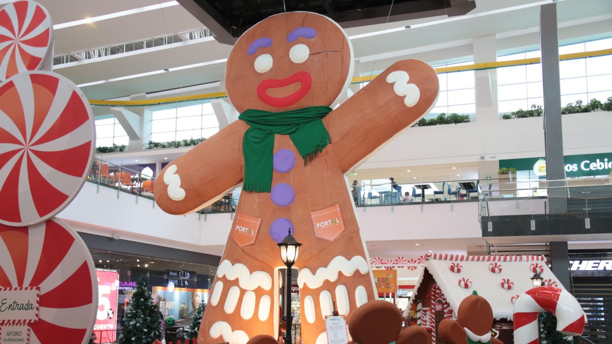 Este gigante de mazapán es parte de la exhibición Ciudad Galleta con temática navideña.