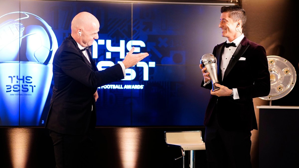 Roberto Lewandowski (d) recibió el premio The Best de parte del presidente de la FIFA, Gianni Infantino.