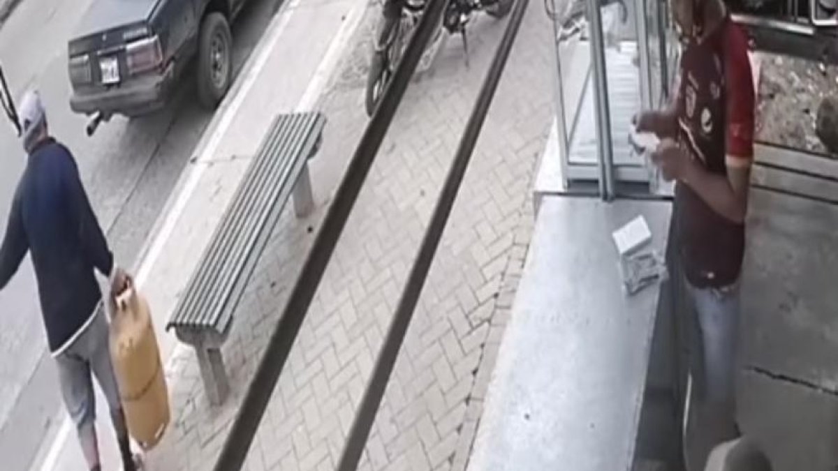 Los delincuentes se llevan los cilindros de gas en la cajuela del vehículo negro.