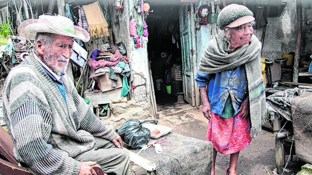 Reinaldo y Esther viven en una casa con techo de zinc y piso de tierra.