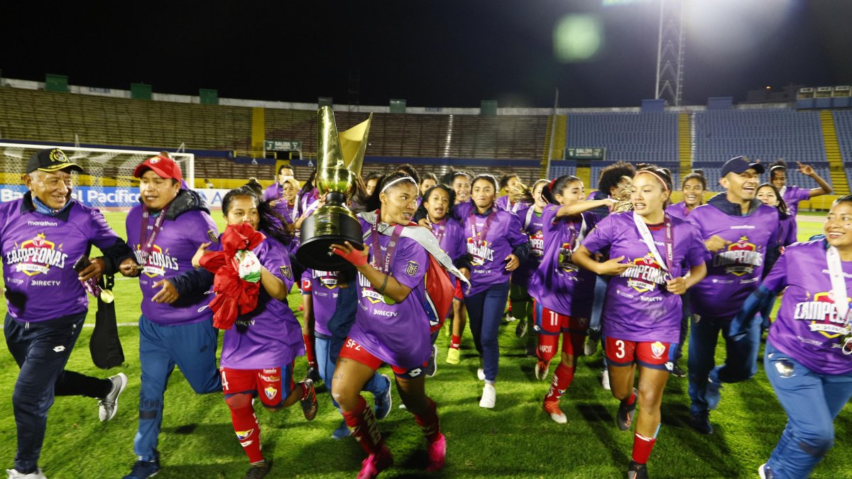 Las jugadoras de El Nacional realizaron la tradicional vuelta olímpica en la cancha del estadio Atahualpa, como monarcas de la Superliga femenina.