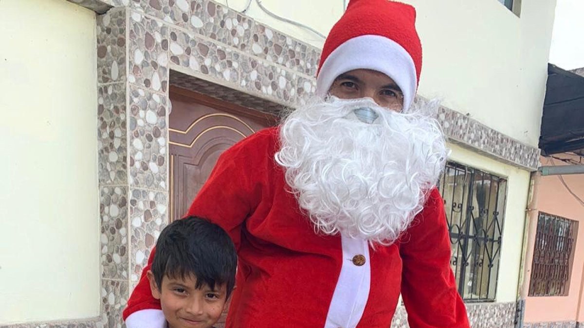 Richard Carapaz el crack del ciclismo de Ecuador vestido de Papá Noel.