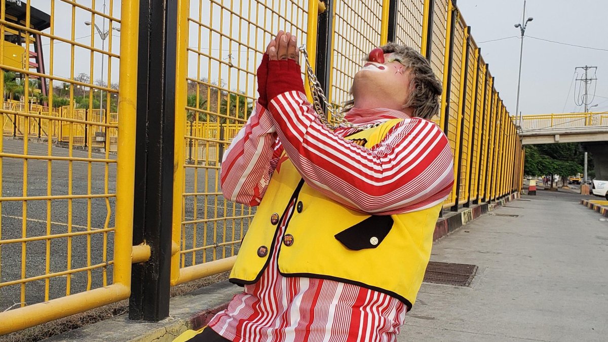 El payaso Trulito show en plena oración en el estadio de Barcelona.