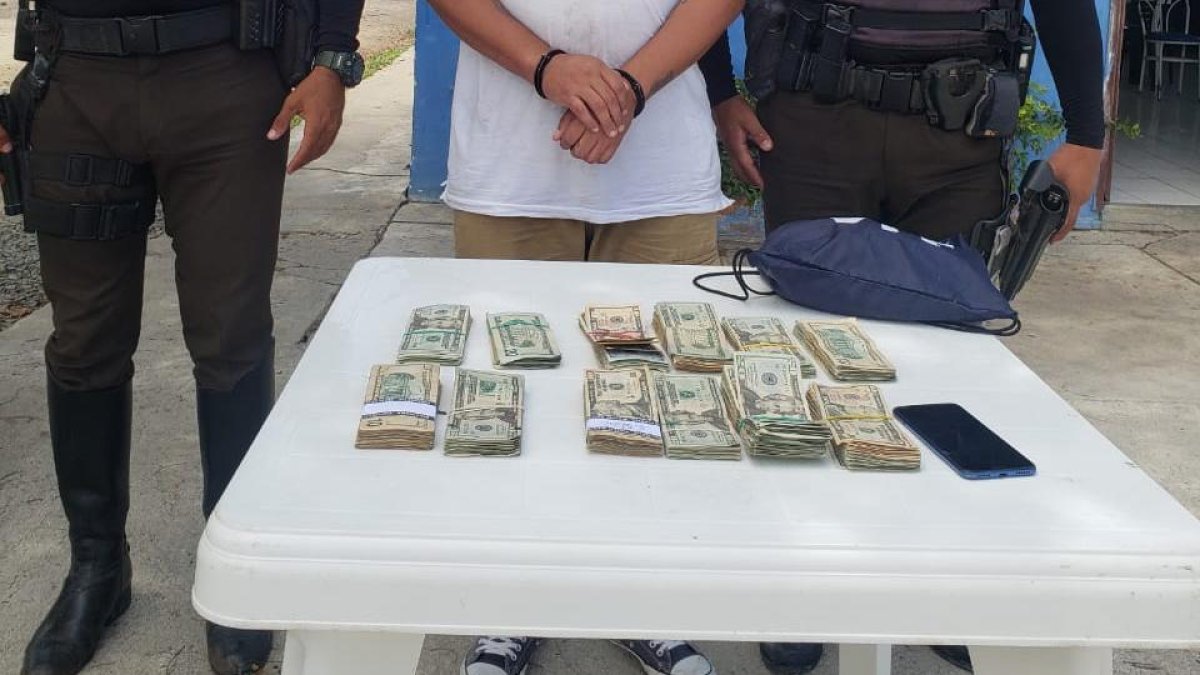 El sospechoso fue detenido con 12.840 dólares.