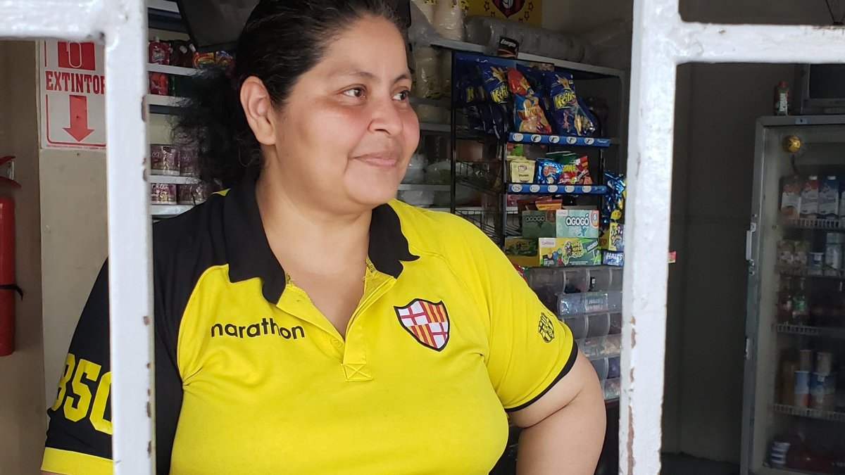 Karina Gallardo dice que el fútbol sin hinchas perjudicó el negocio que tiene frente al Monumental.