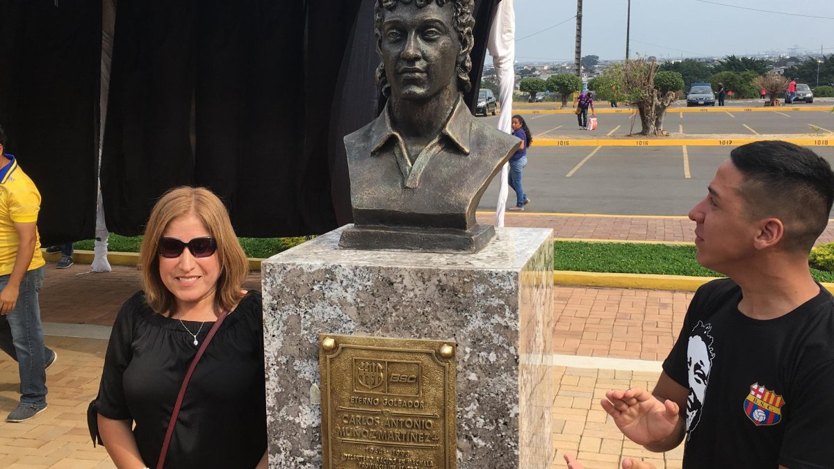 Carlos Muñoz tiene su busto en el estadio Momumental. En su inauguración estuvo doña Violeta Vergara que era su esposa y Carlos Muñoz Jr.