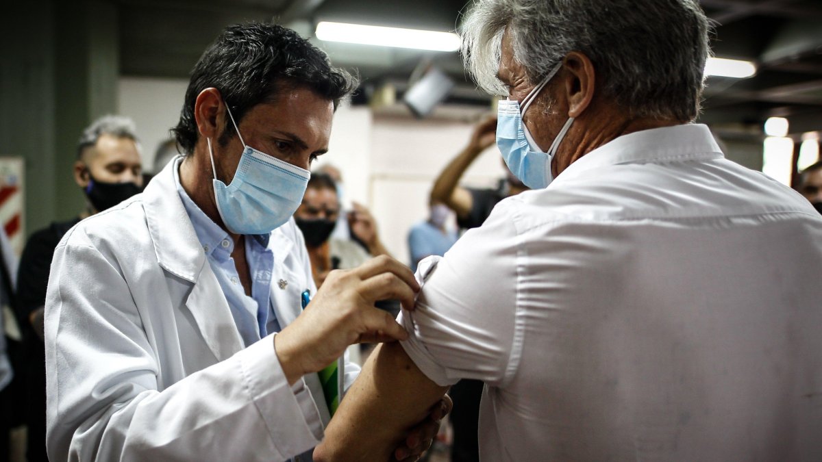 Un hombre es vacunado contra la covid-19 en el Hospital Fiorito, en Avellaneda.