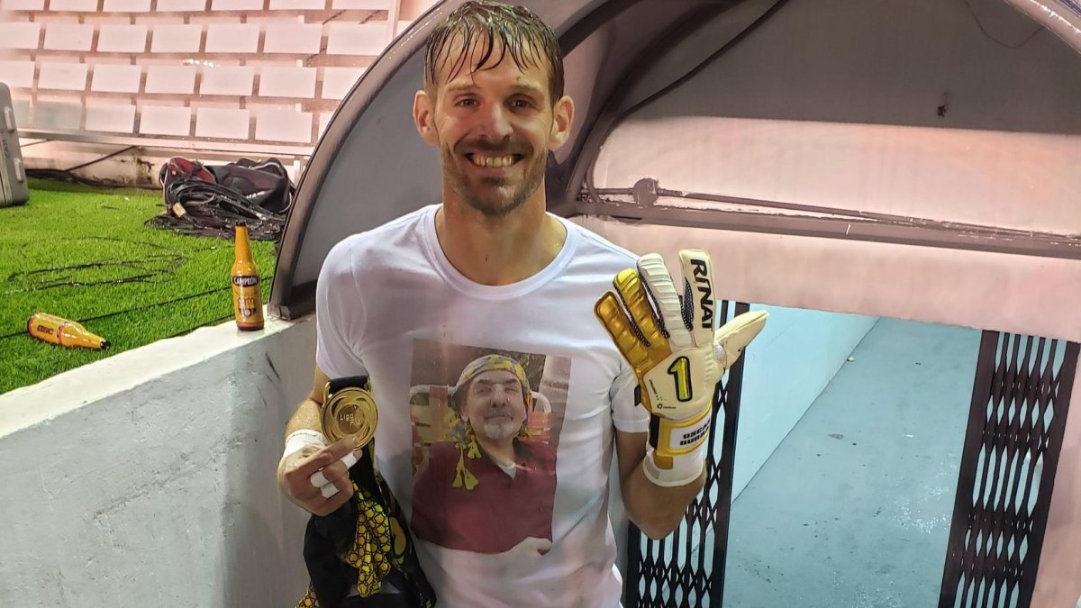 Javier Burrai, sus guantes y camiseta dedicada a su padre Oscar.