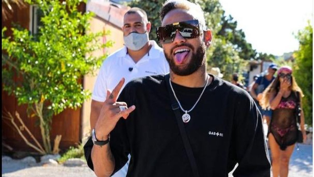 Neymar se ha caracterizado por realizar polémicas fiestas cuando se encuentra en Brasil.