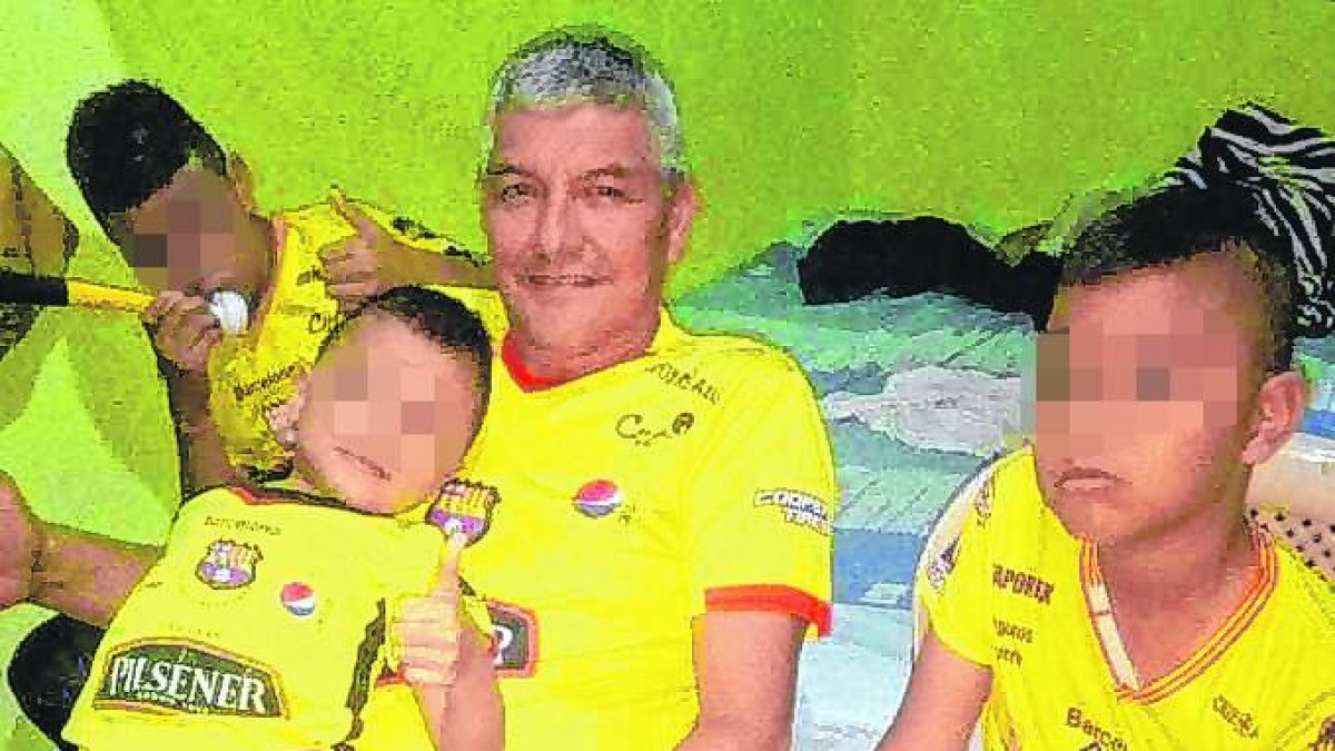 La casa de los Arias se convierte en un estadio cuando juega su equipo. En la gráfica, junto a su padre Luis y hermanos.