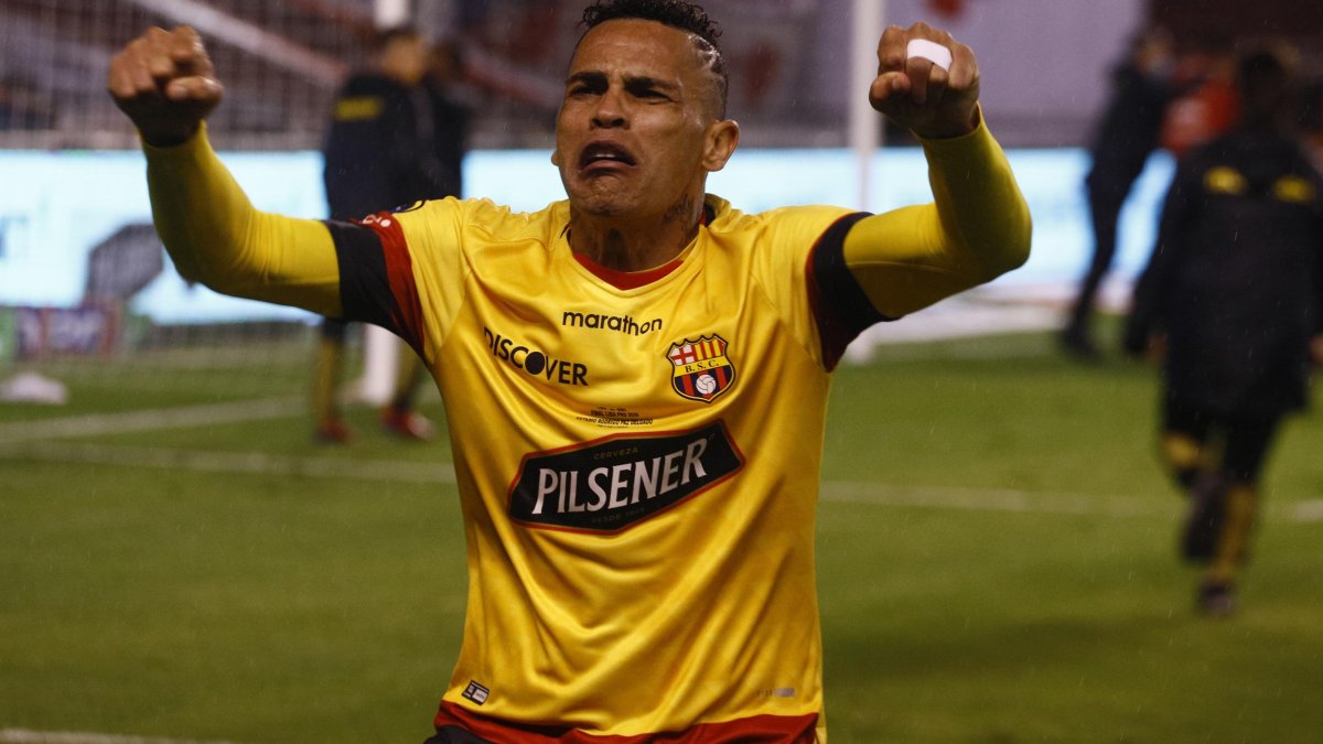 El delantero uruguayo Jonatan Álvez apenas marcó seis goles con Barcelona, en la temporada 2020.