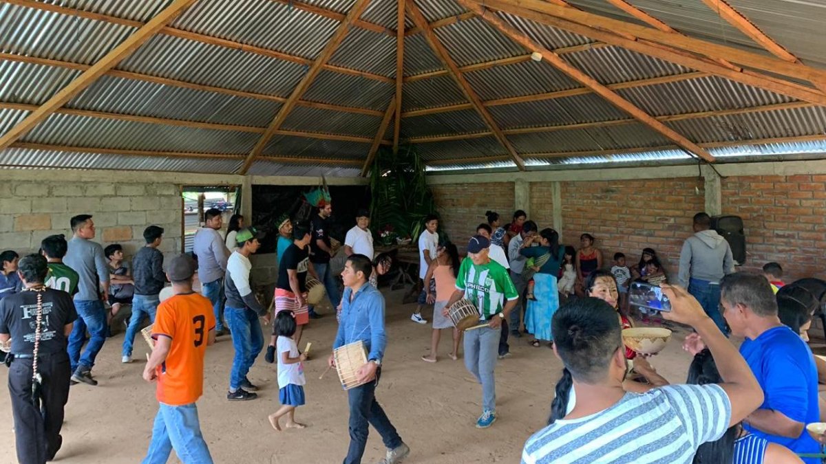 Durante los tres días de festejo, los tamboreros hacen sonar sus instrumentos.