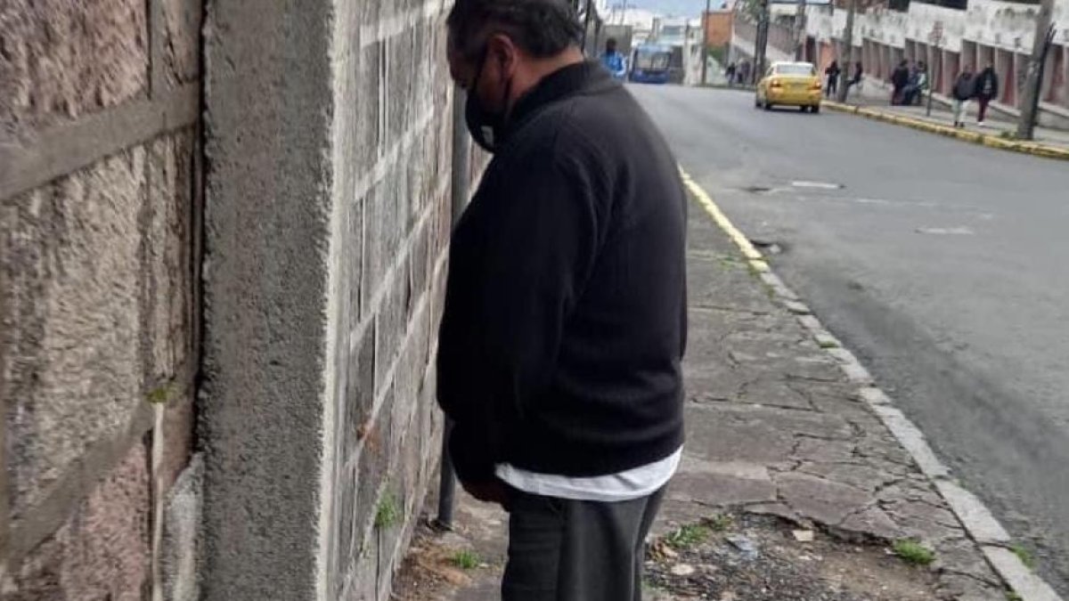 Hombre fue sancionado por orinar en la vía pública.