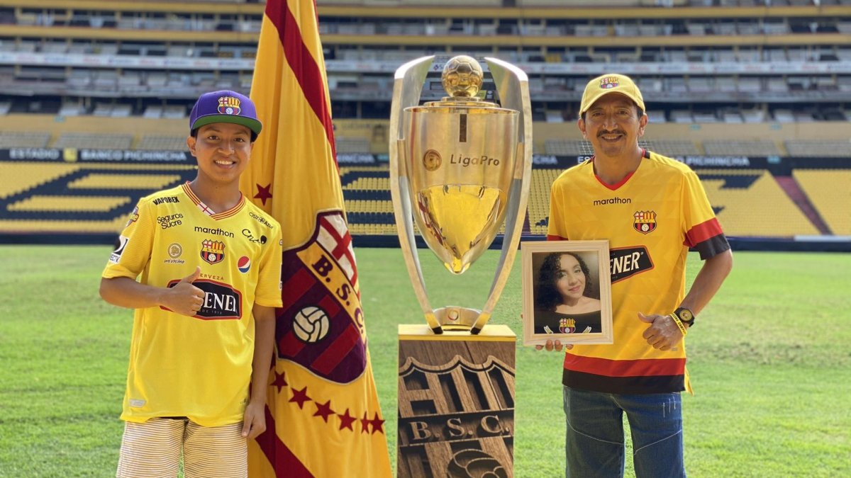 Los socios del ídolo sacando pecho del trofeo de campeón de LigaPro 2020.