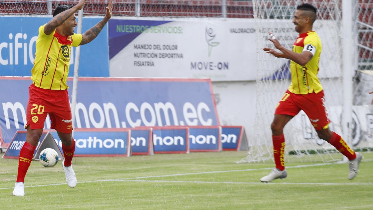 El argentino Víctor Figueroa (d) renovó con Aucas, no así el uruguayo Sergio López (i) pese a tener un acuerdo con el Papá.