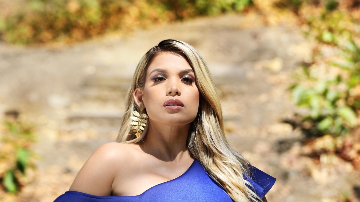 A los 16 años fue presentadora de un espacio de variedades en un canal de Babahoyo.