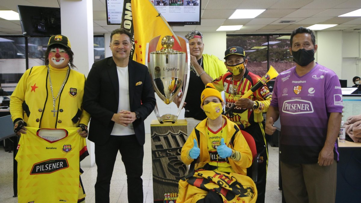 Trulito, Alfaro Moreno, David Cunalata,  Kendy Plaza, Miguel Arana y Patricio Plaza con el trofeo de Barcelona en EXTRA. 
PERIODISTA : JERSON RUIZ 

FECHA : 06/01/2021 

Agencia (ag-extra)