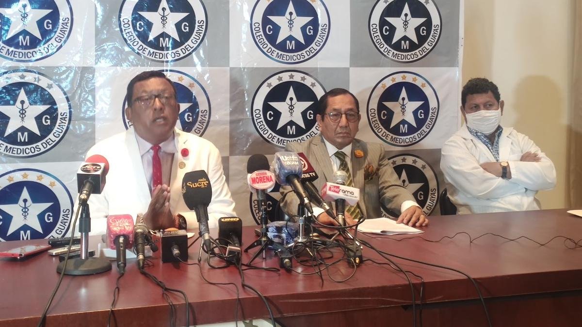 El presidente de la institución (izquierda) asegura que, para evitar un nuevo período de confinamiento, es necesario tomar medidas.