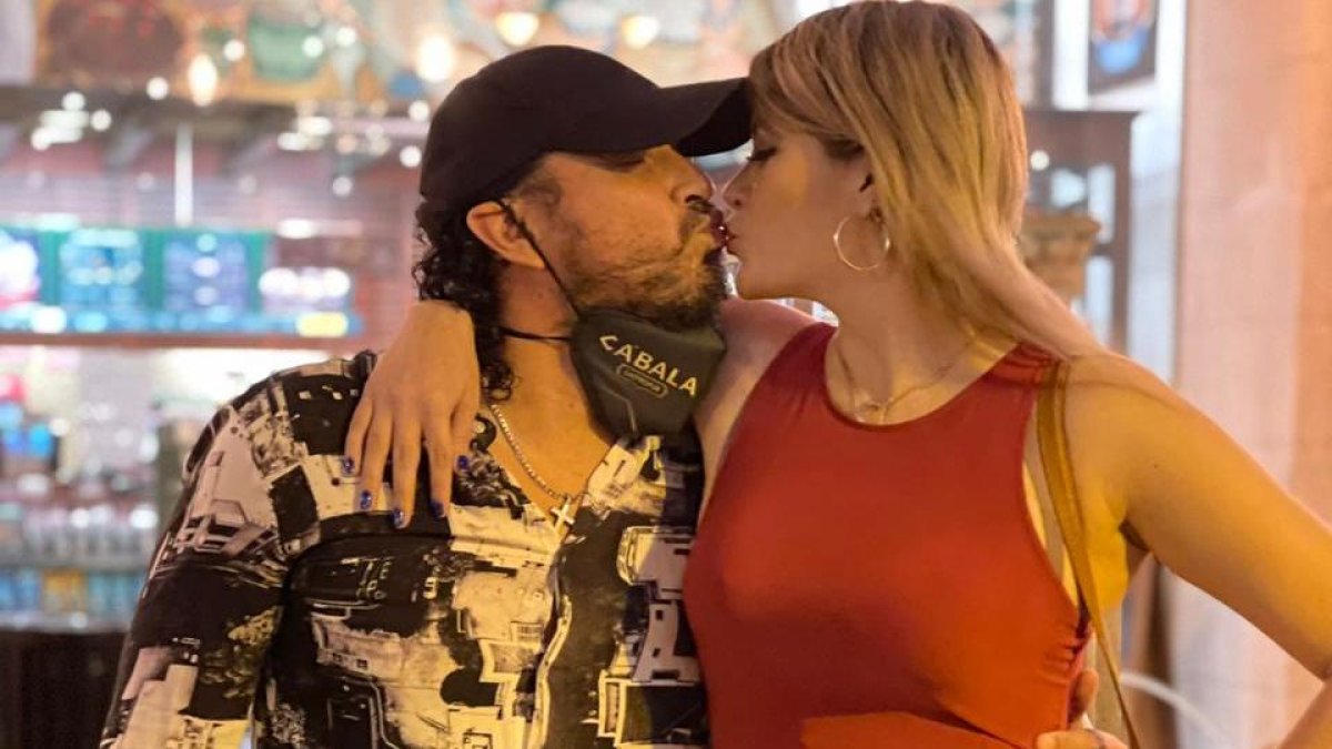 El cantante y su actual pareja, Gabriela Cueva, dándose un tierno beso.