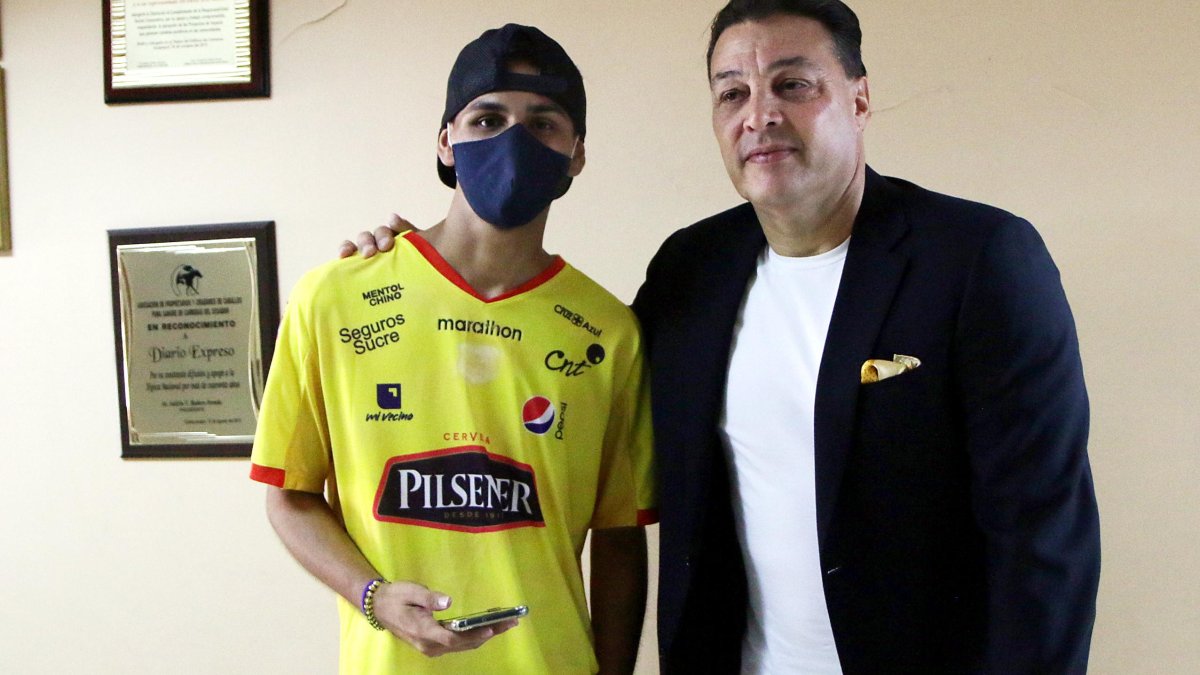 Macías y el presidente Alfaro Moreno.